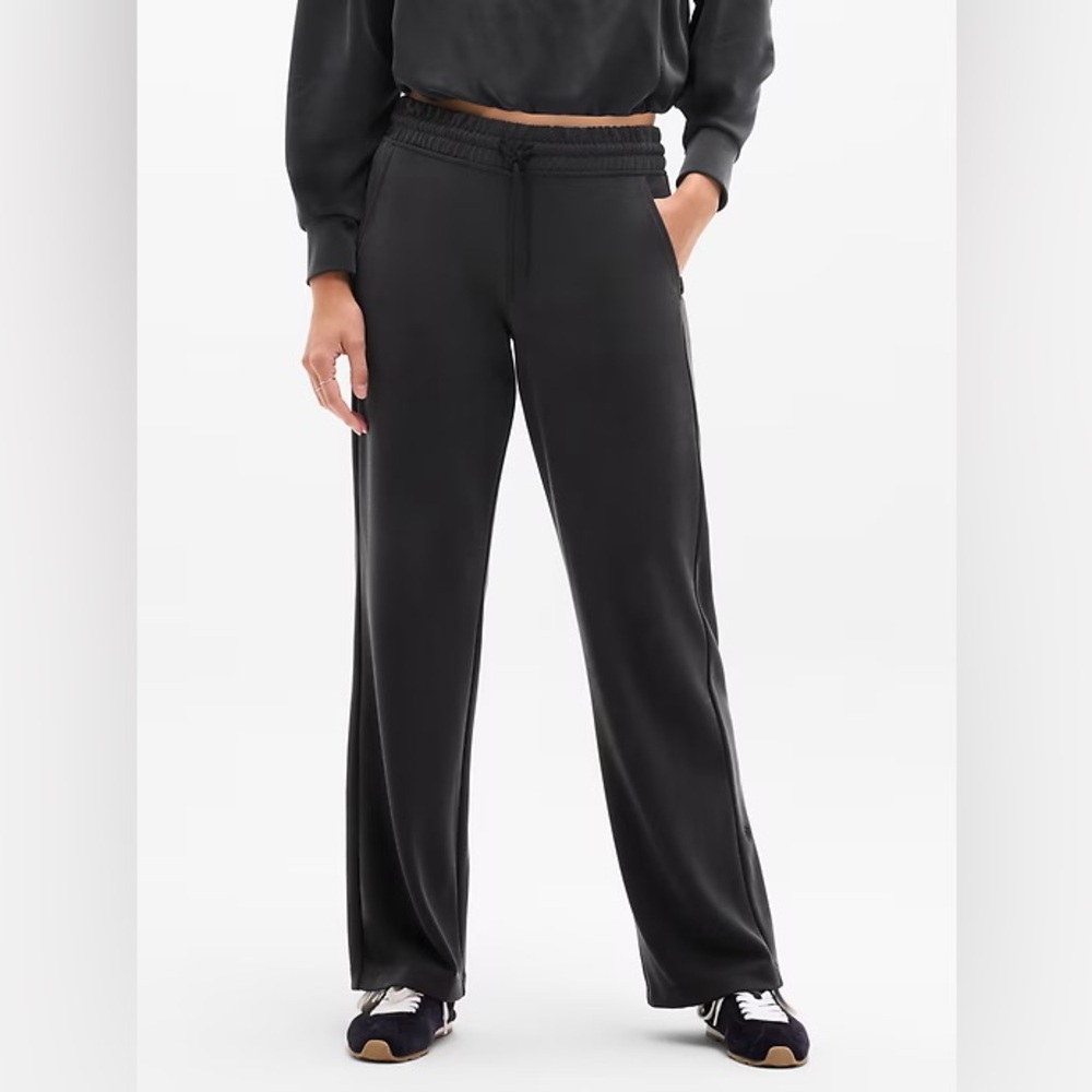 Athleta Seasoft Mid Rise Straight Pant in Black Size Large